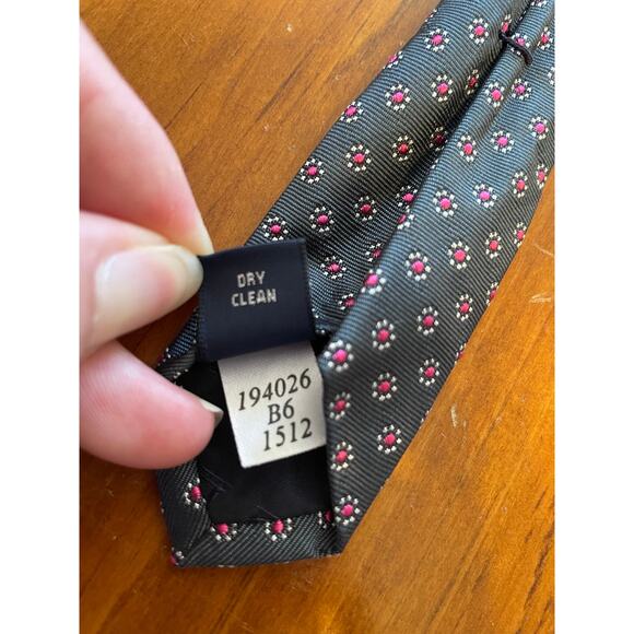 Lands End Neck Tie 100% Silk Hand Sewn in USA Gray and Pink Spot Pattern - Picture 6 of 8